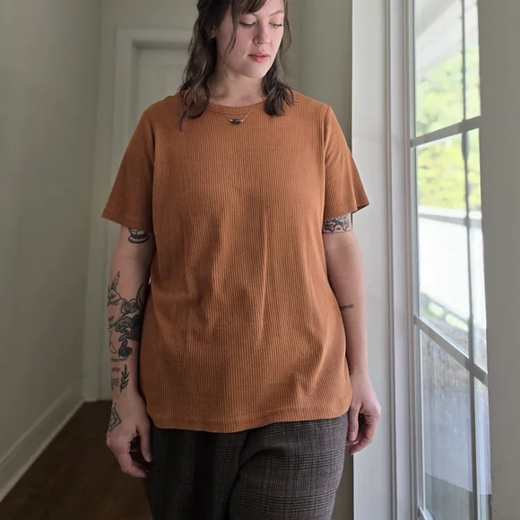 Ava & Viv Women's Short Sleeve Ribbed Top in Rust - Picture 5 of 8